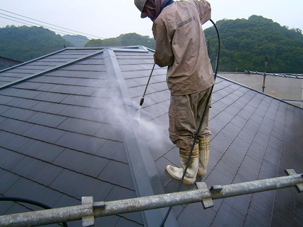 屋根瓦の塗装工事　洗浄作業