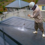 屋根瓦の塗装工事　洗浄作業