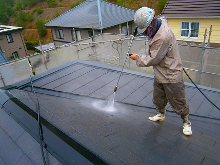屋根瓦の塗装工事　洗浄作業